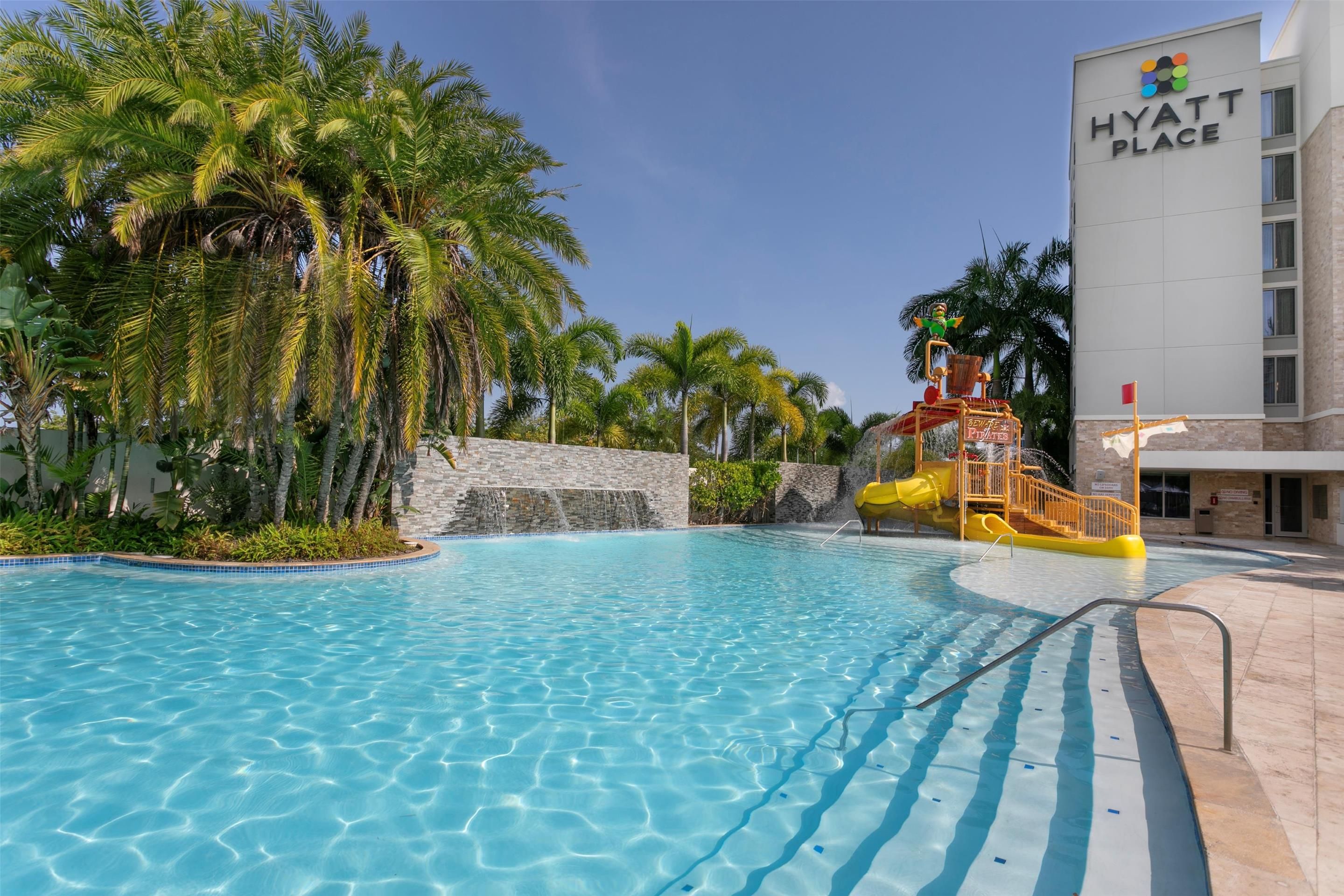 حوض السباحة