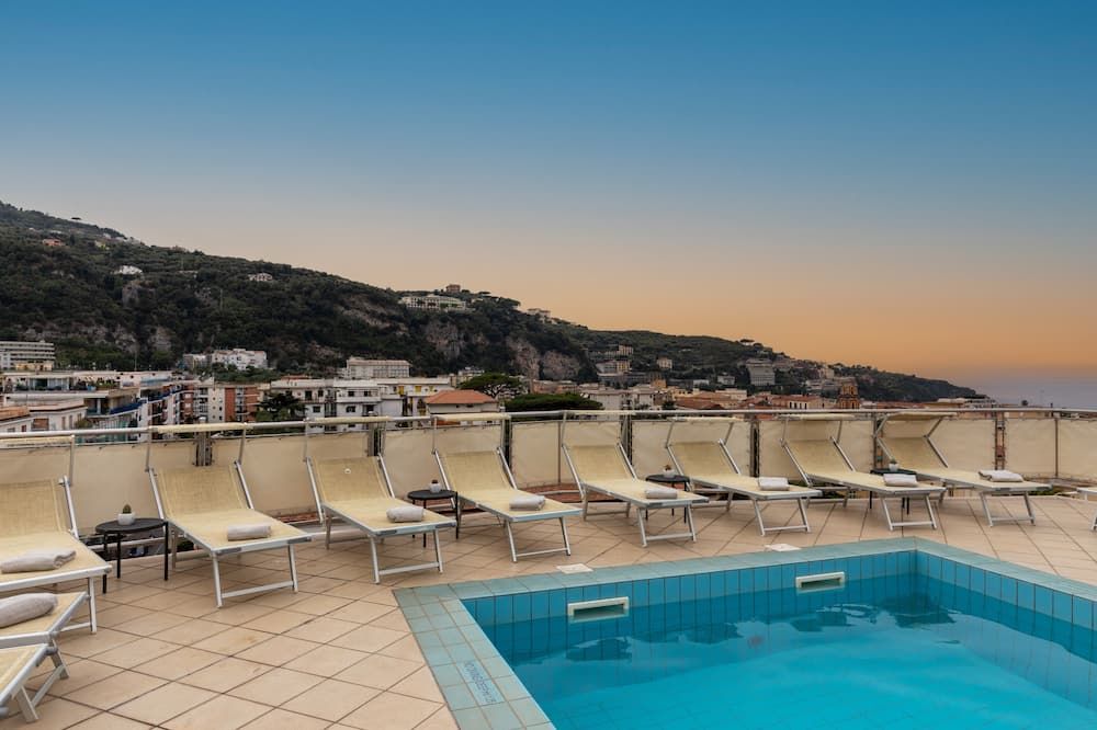 حوض السباحة