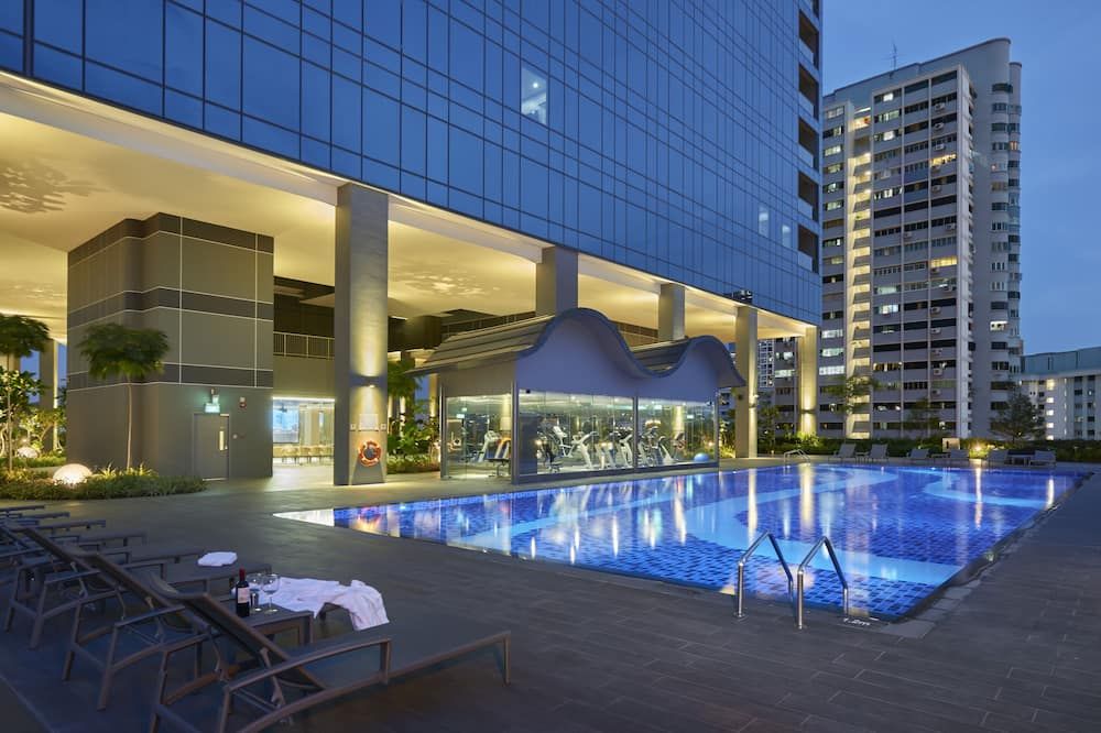 حوض السباحة