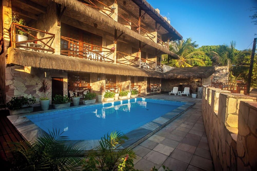 حوض السباحة