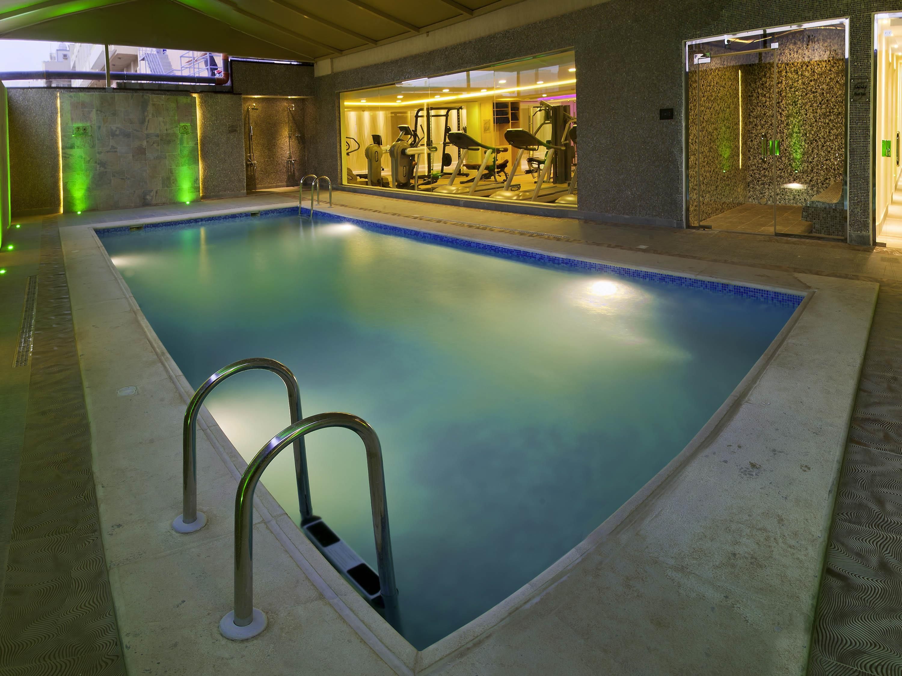 حوض السباحة