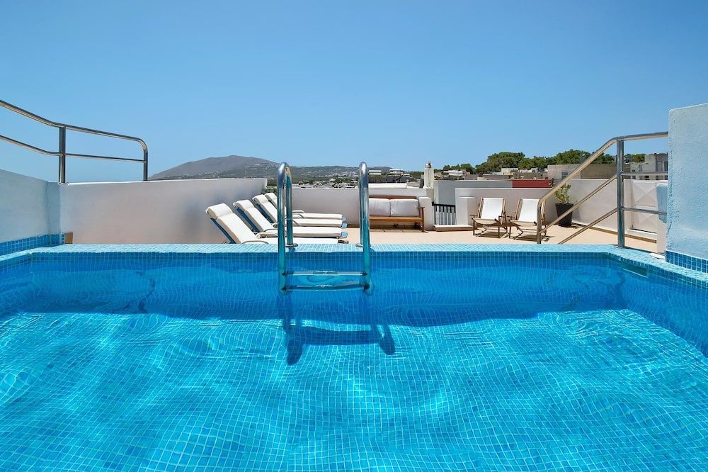 حوض السباحة