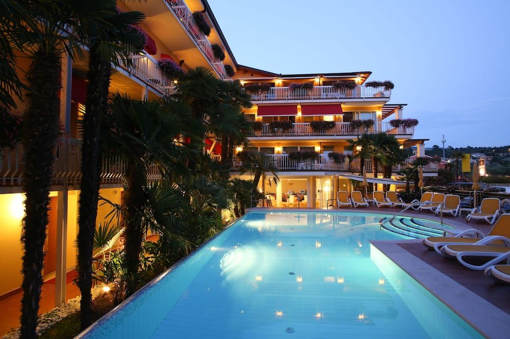 حوض السباحة صورة