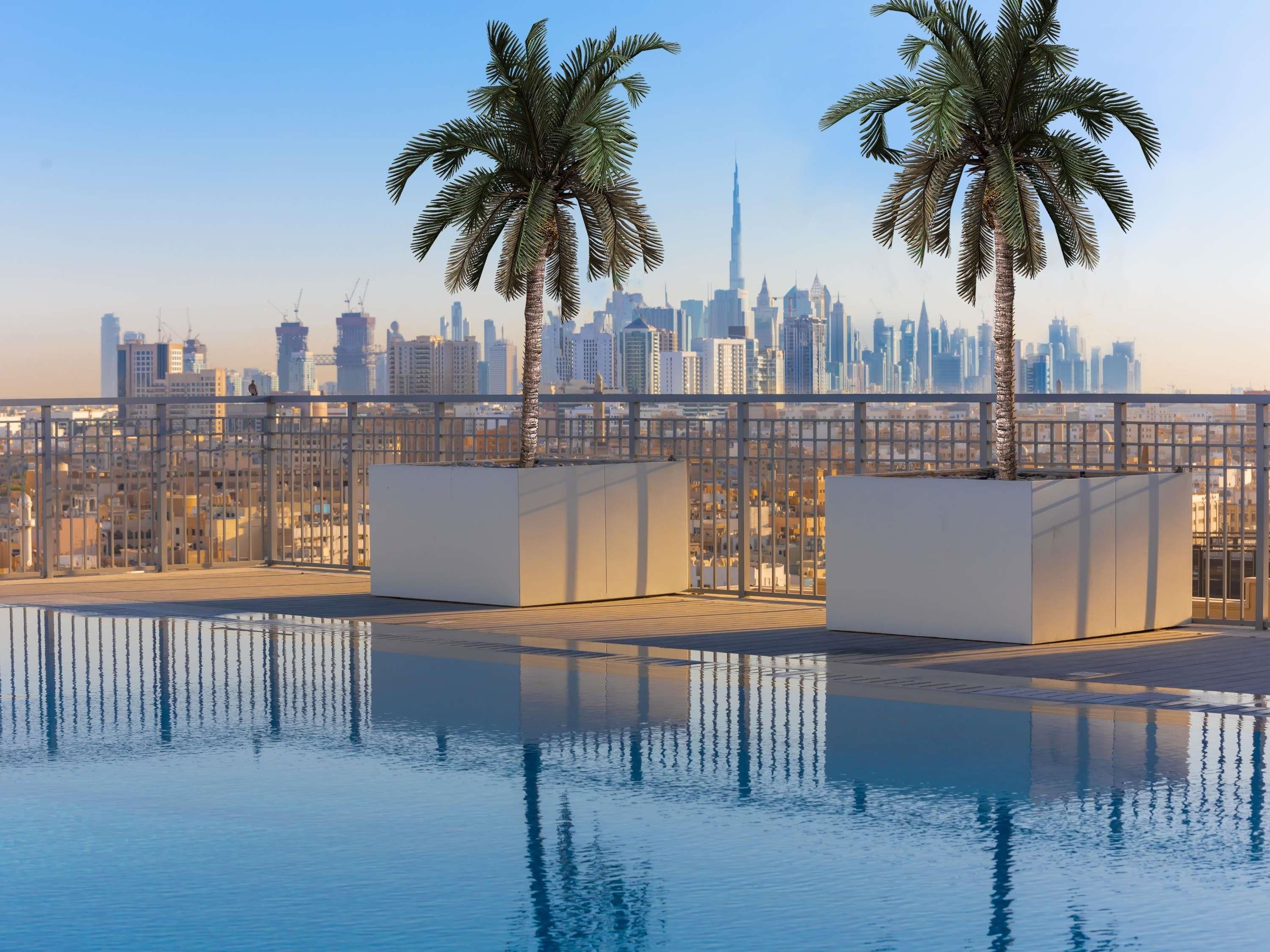 حوض السباحة