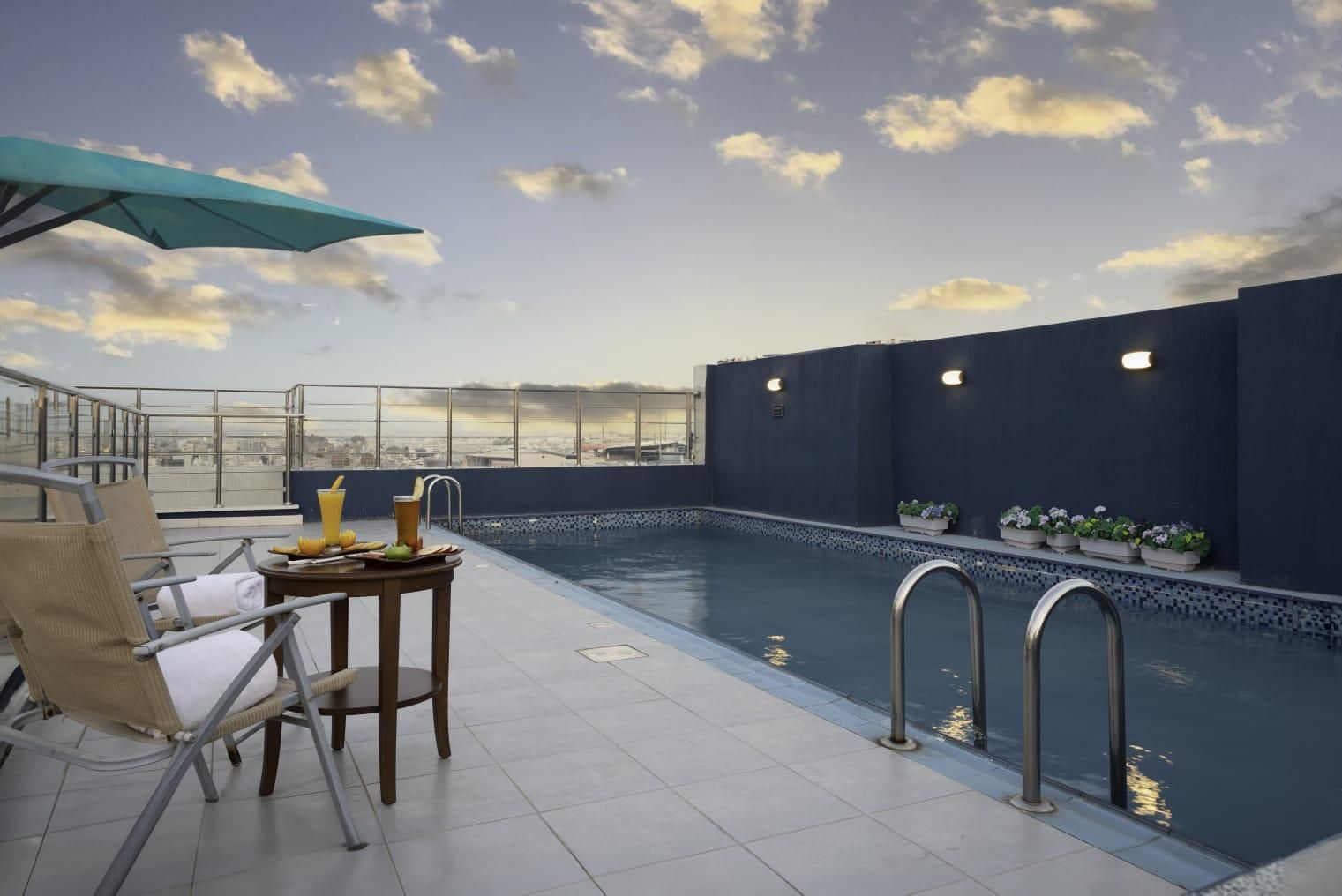 حوض السباحة