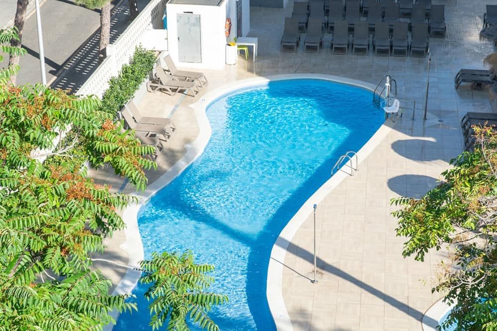 حوض السباحة