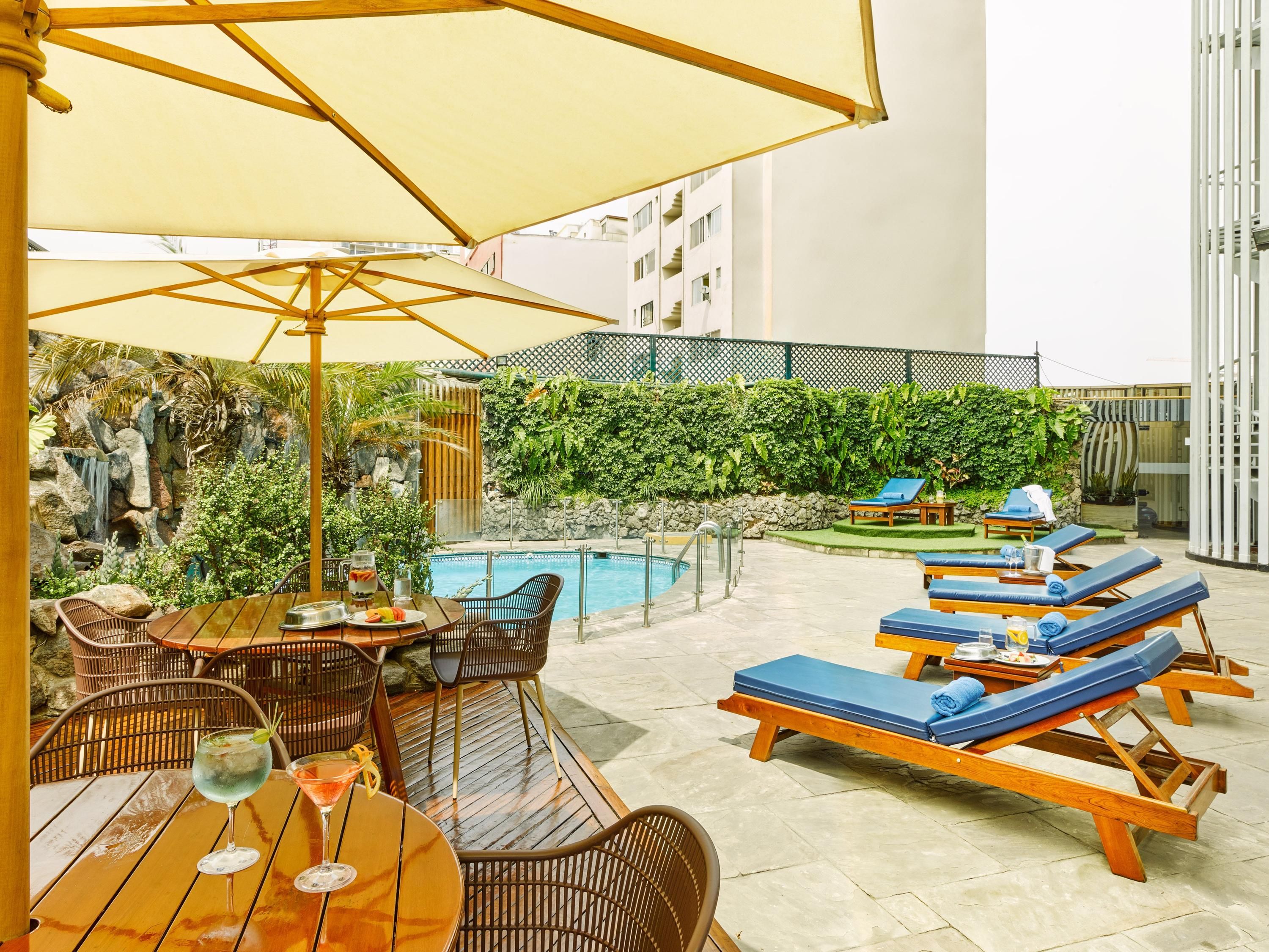 حوض السباحة