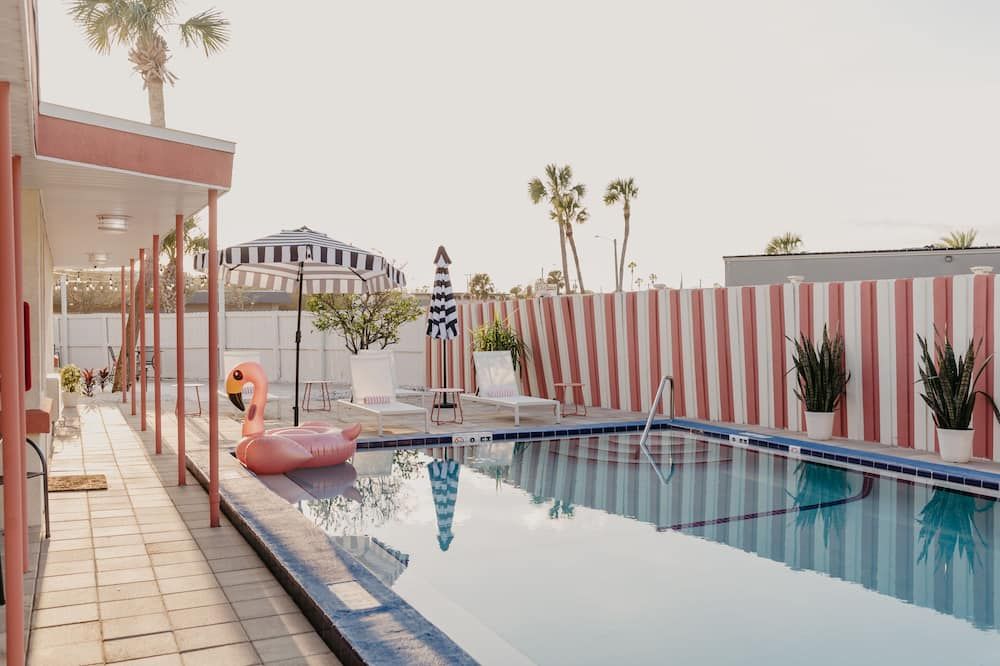 حوض السباحة