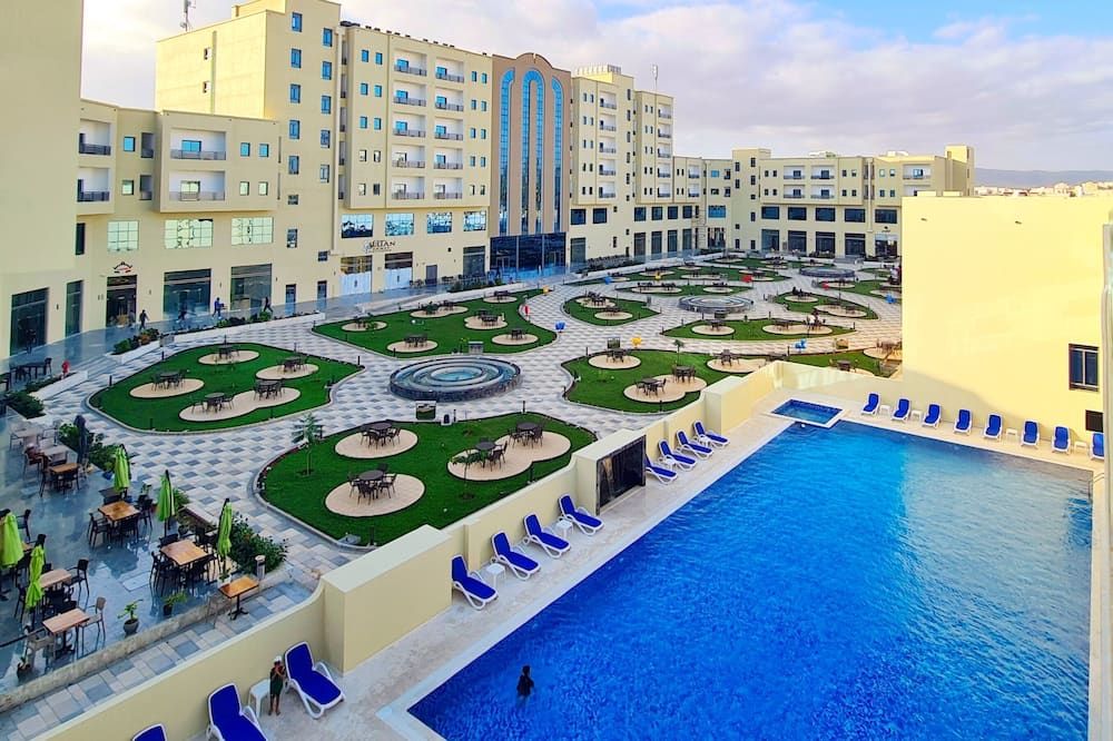 حوض السباحة