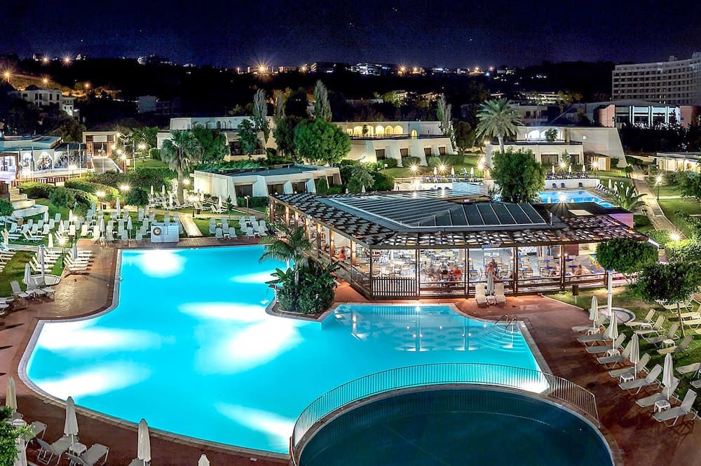 حوض السباحة