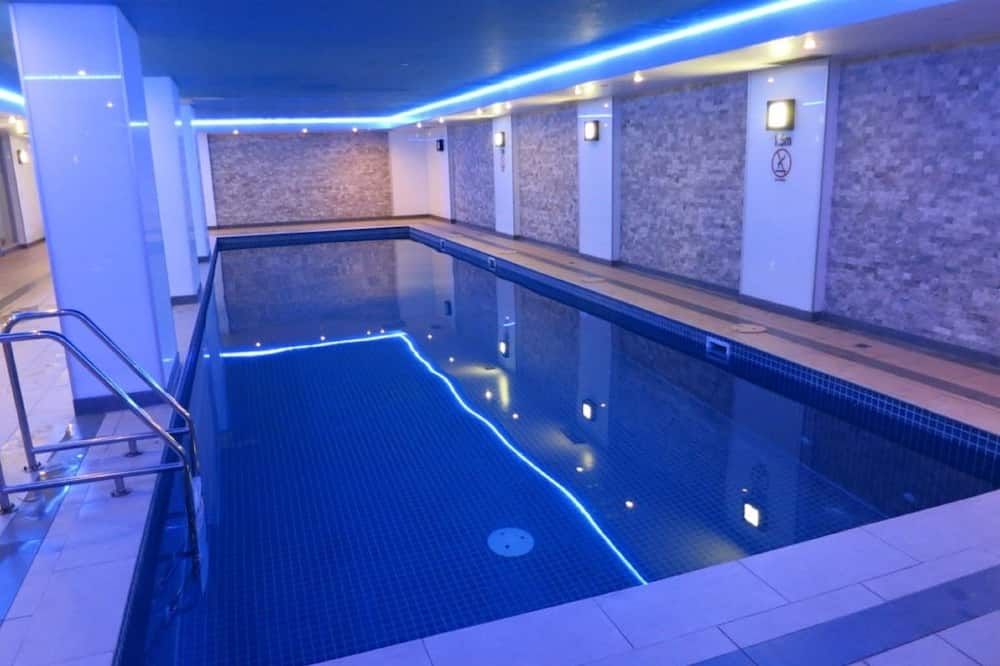 حوض السباحة