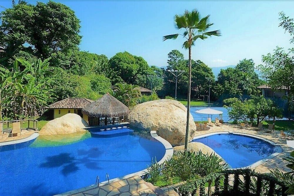 حوض السباحة