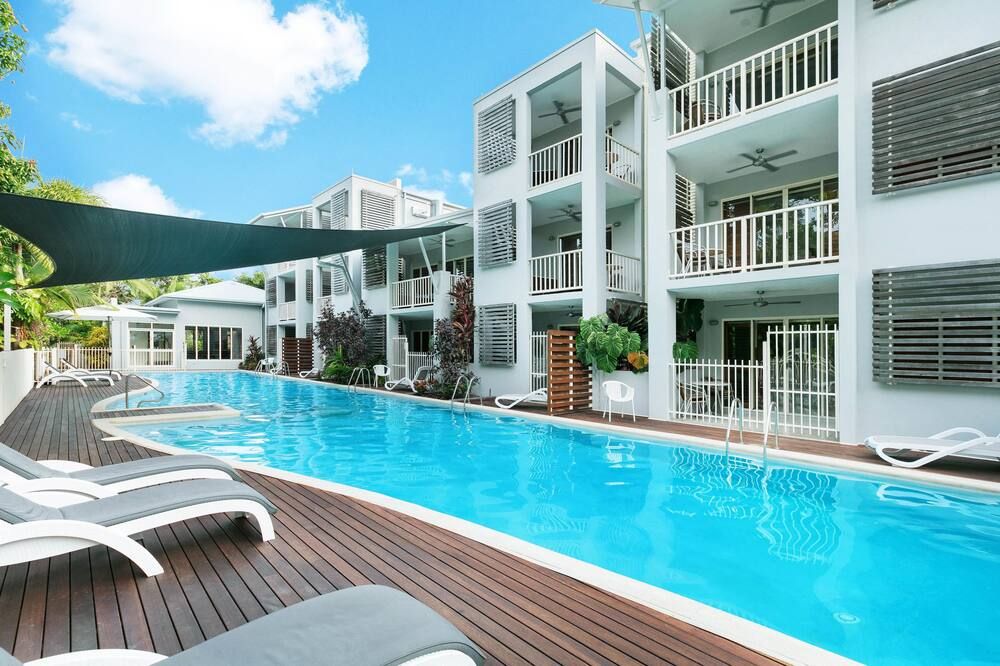 حوض السباحة