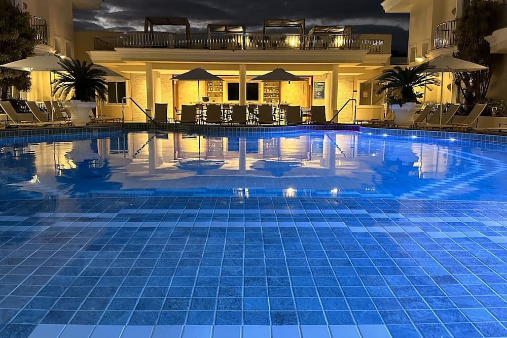 حوض السباحة