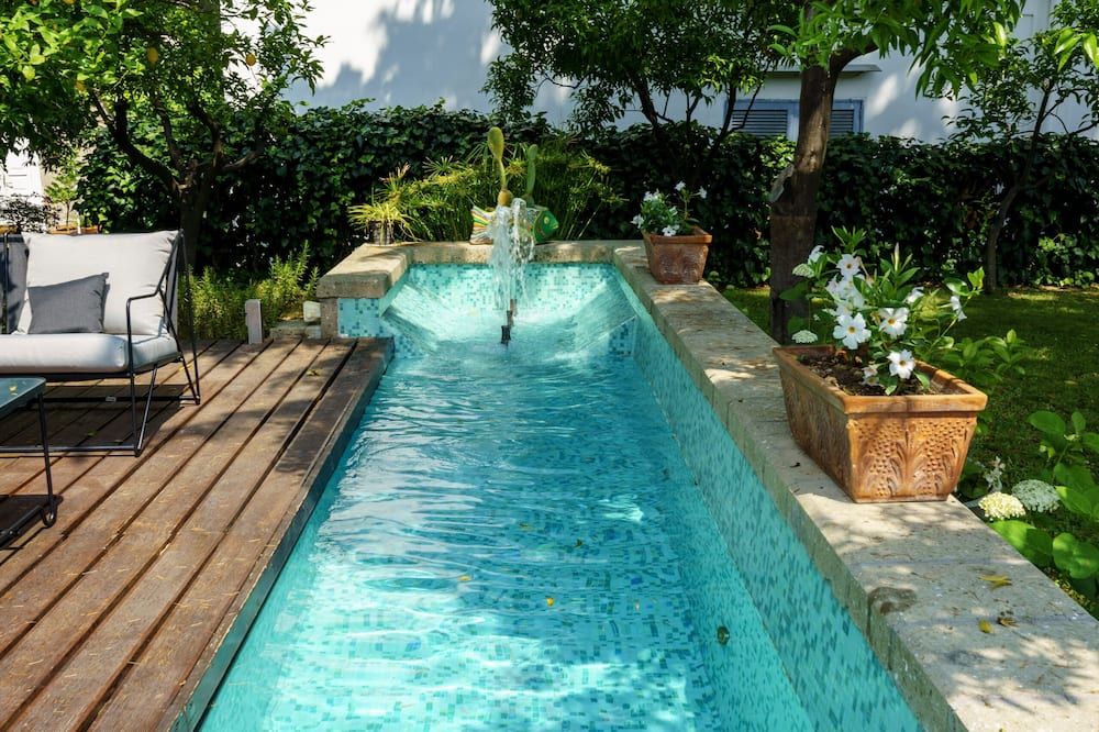 حوض السباحة