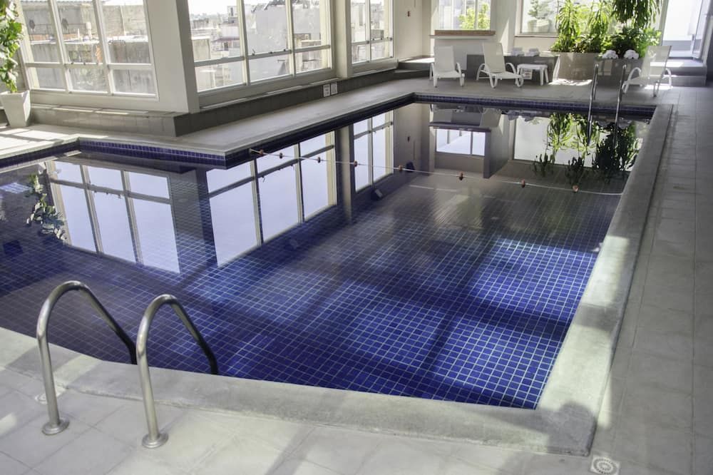 حوض السباحة