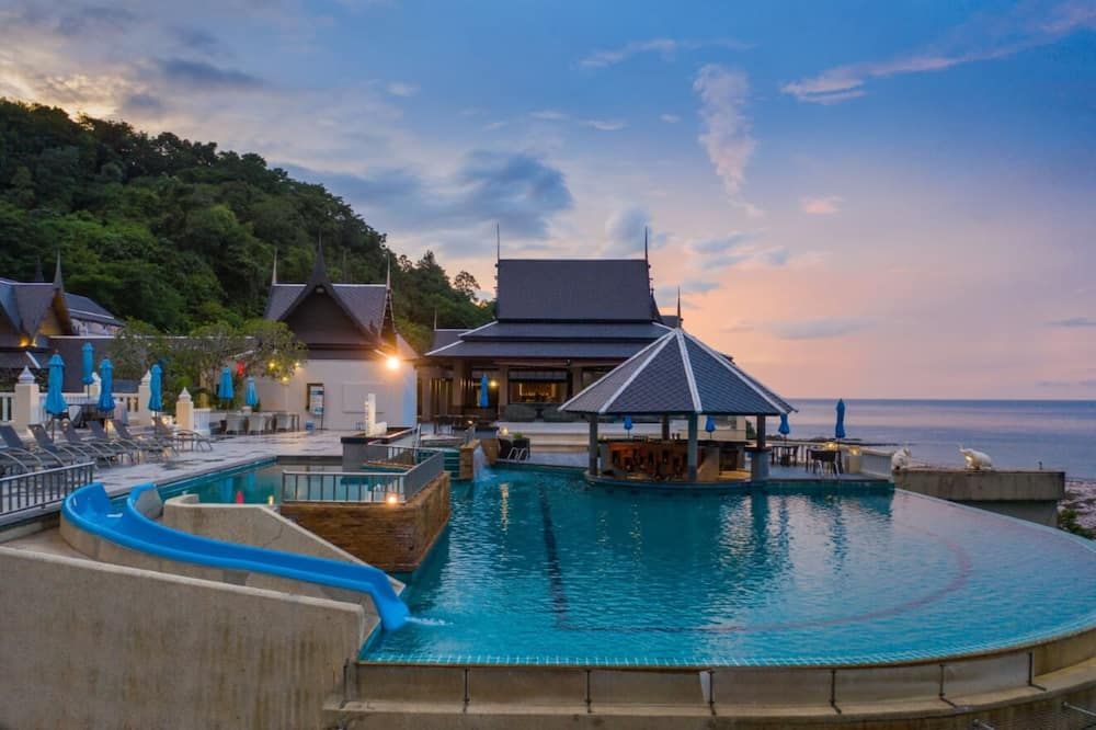 حوض السباحة