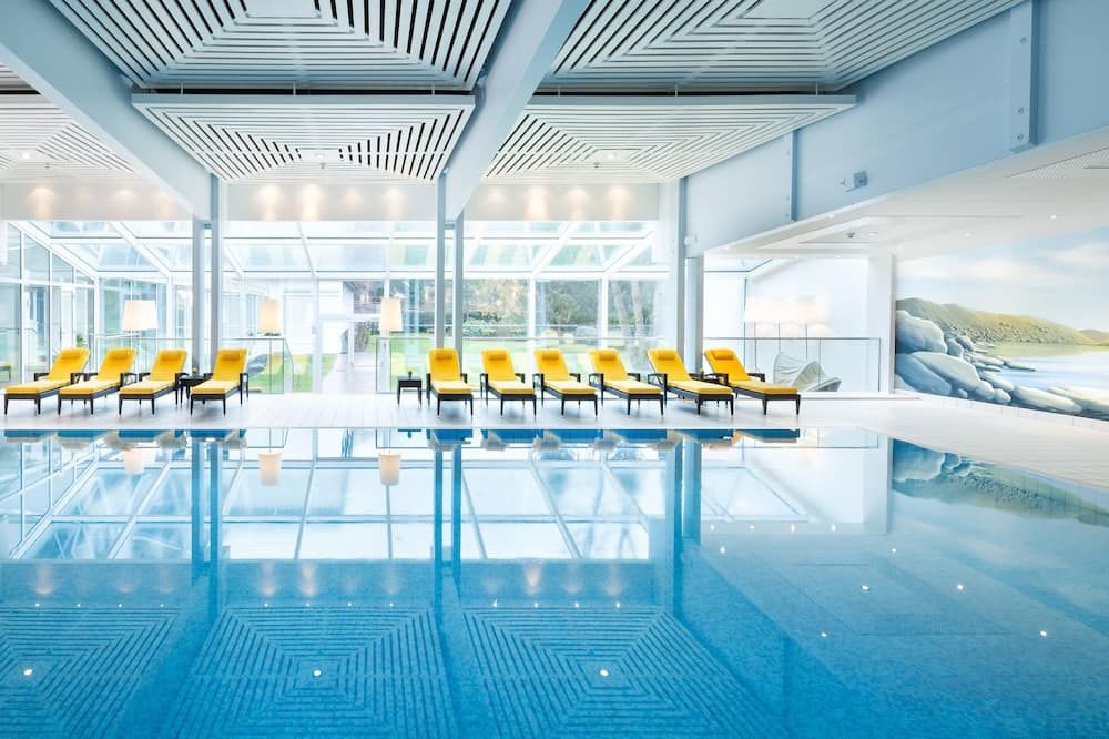 حوض السباحة