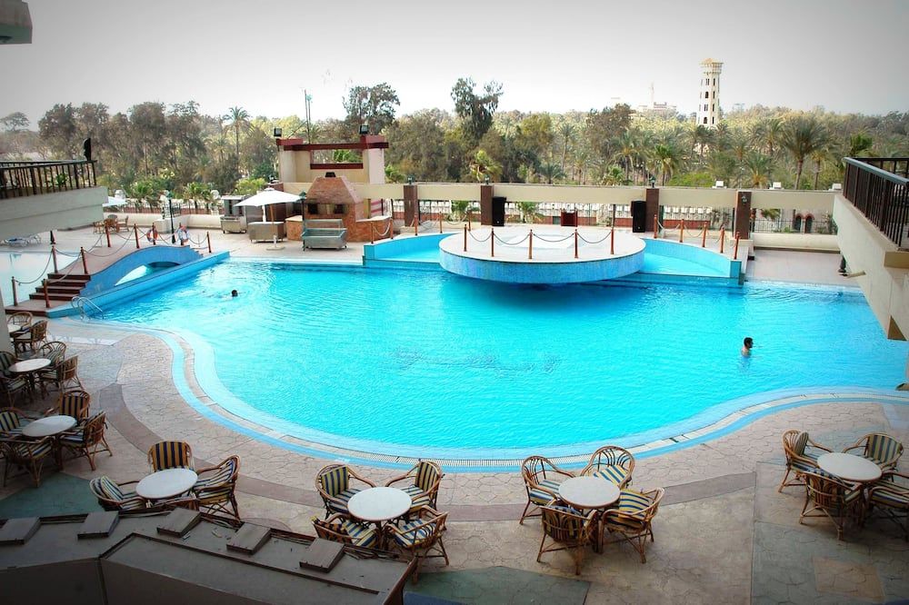 حوض السباحة