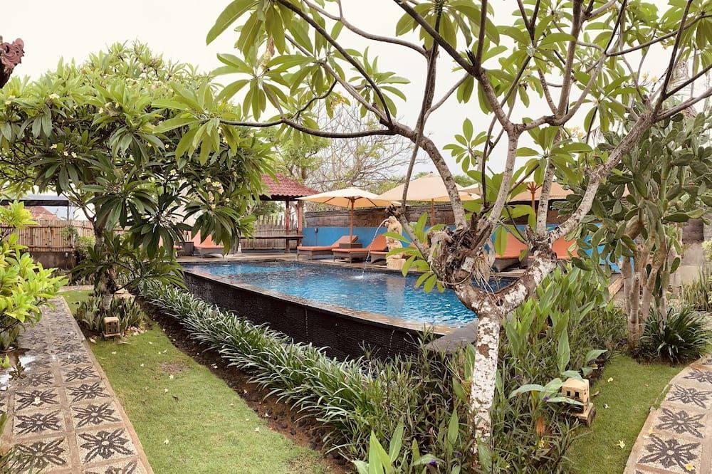 حوض السباحة