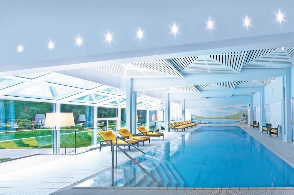 حوض السباحة