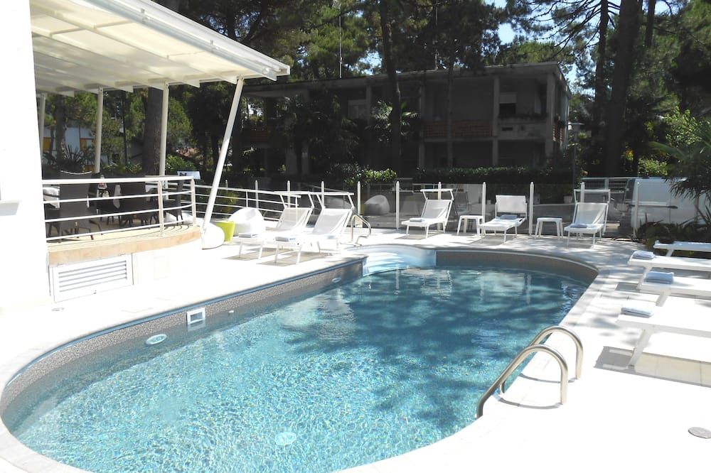 حوض السباحة