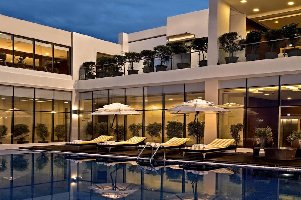 حوض السباحة