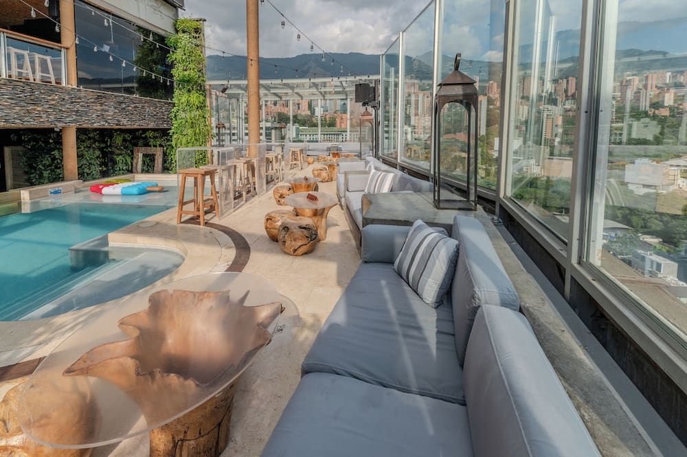 حوض السباحة