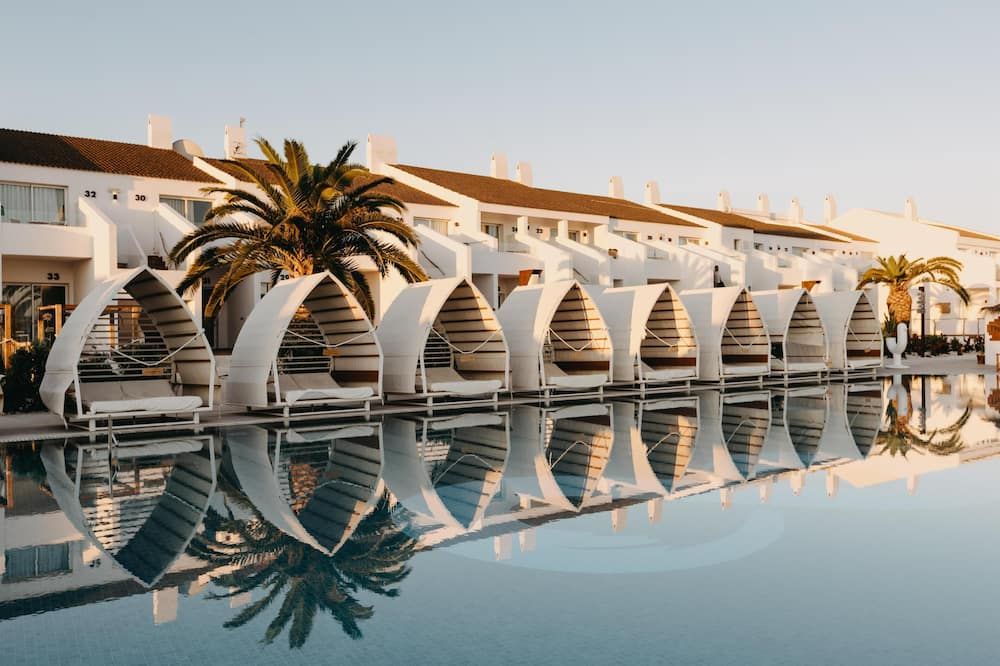 حوض السباحة