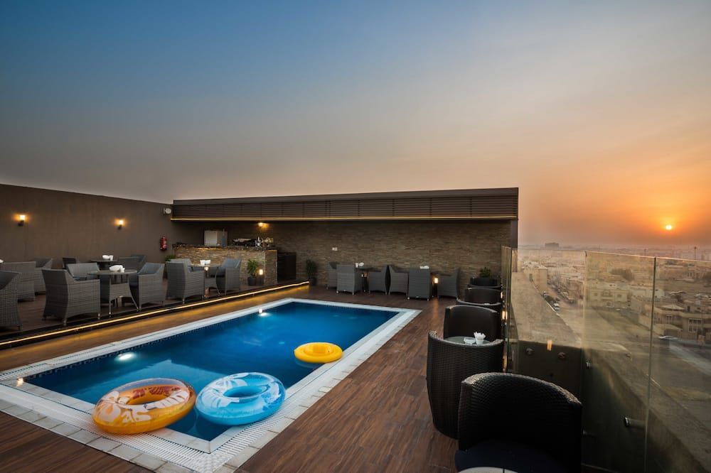 حوض السباحة