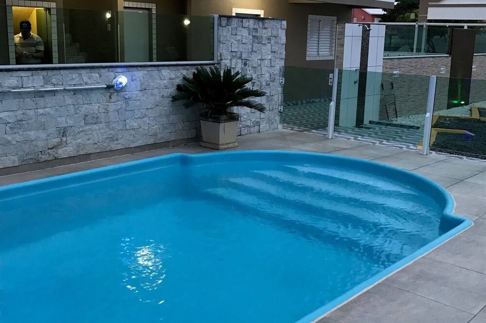 حوض السباحة