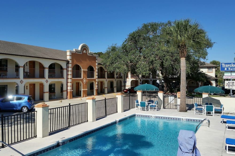 حوض السباحة