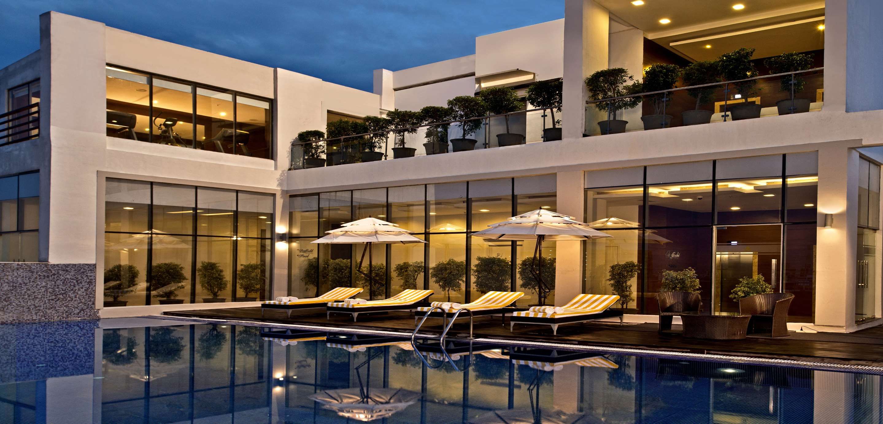 حوض السباحة