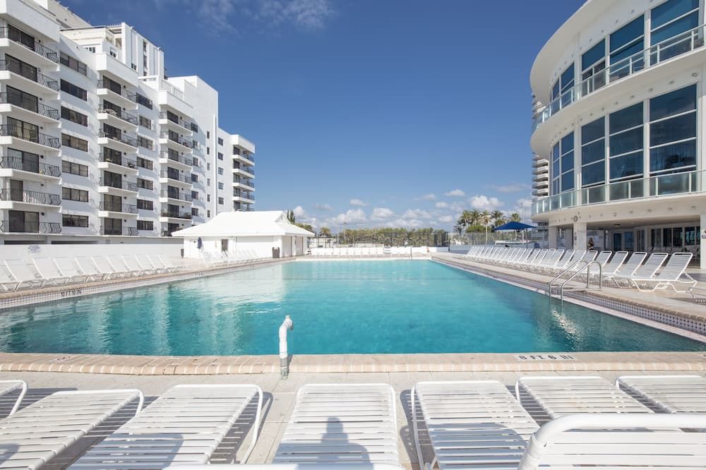 حوض السباحة