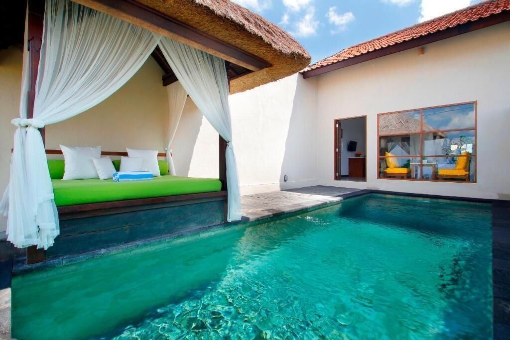 حوض السباحة