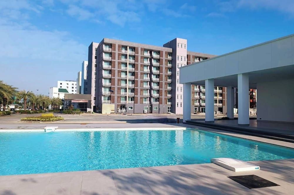 حوض السباحة