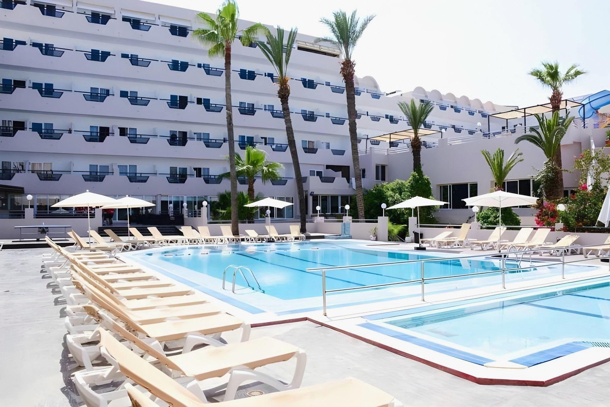 حوض السباحة