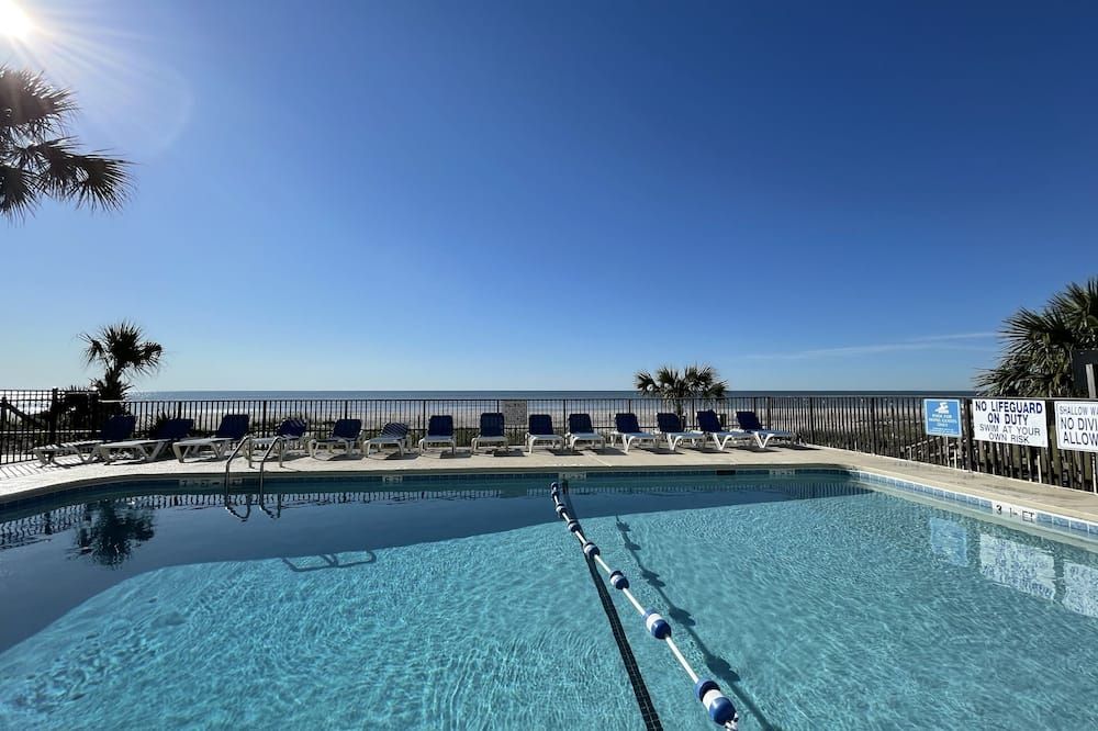 حوض السباحة