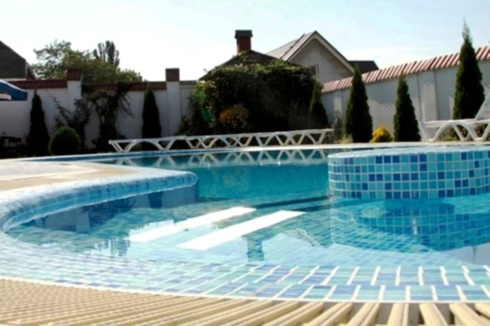 حوض السباحة