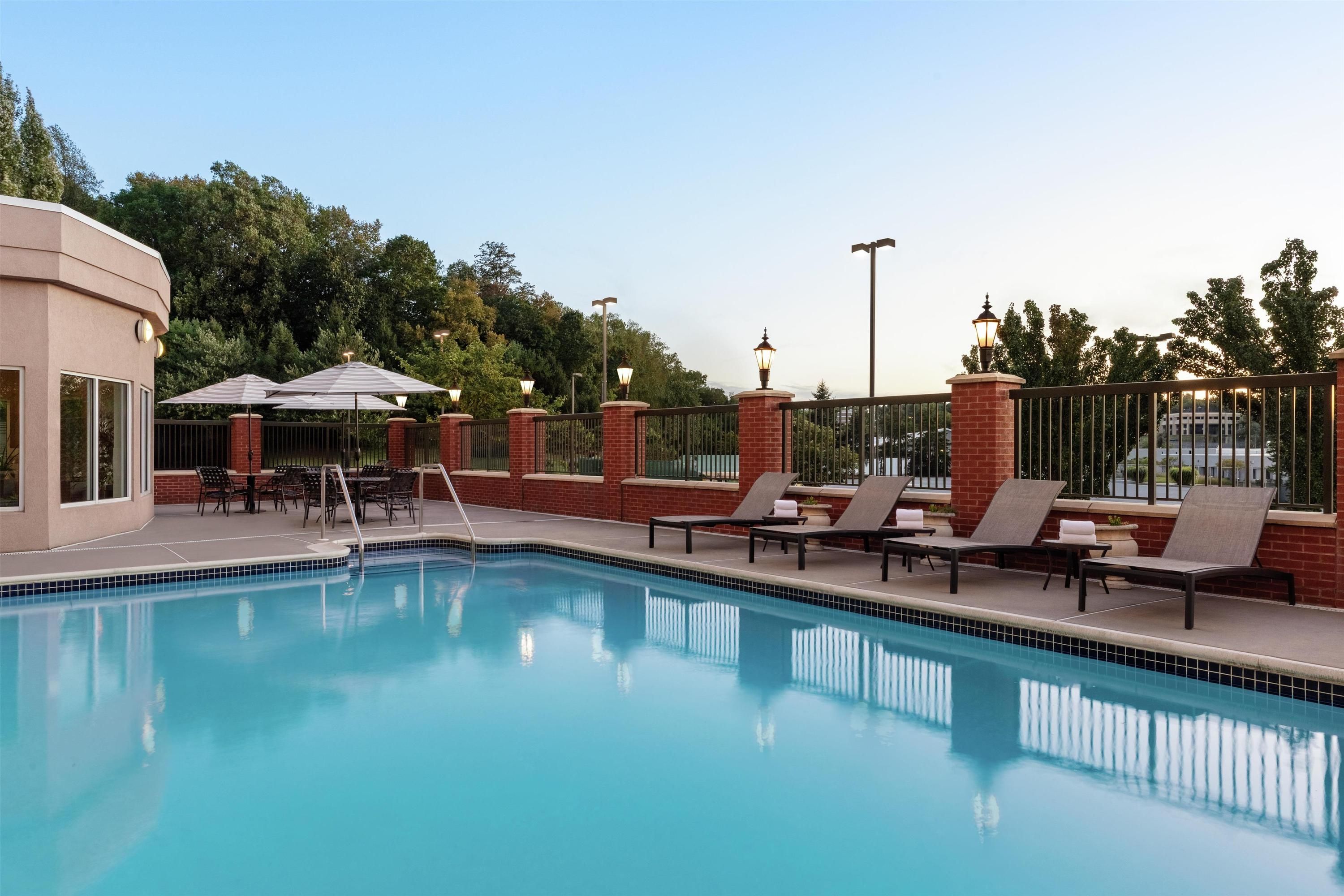 حوض السباحة