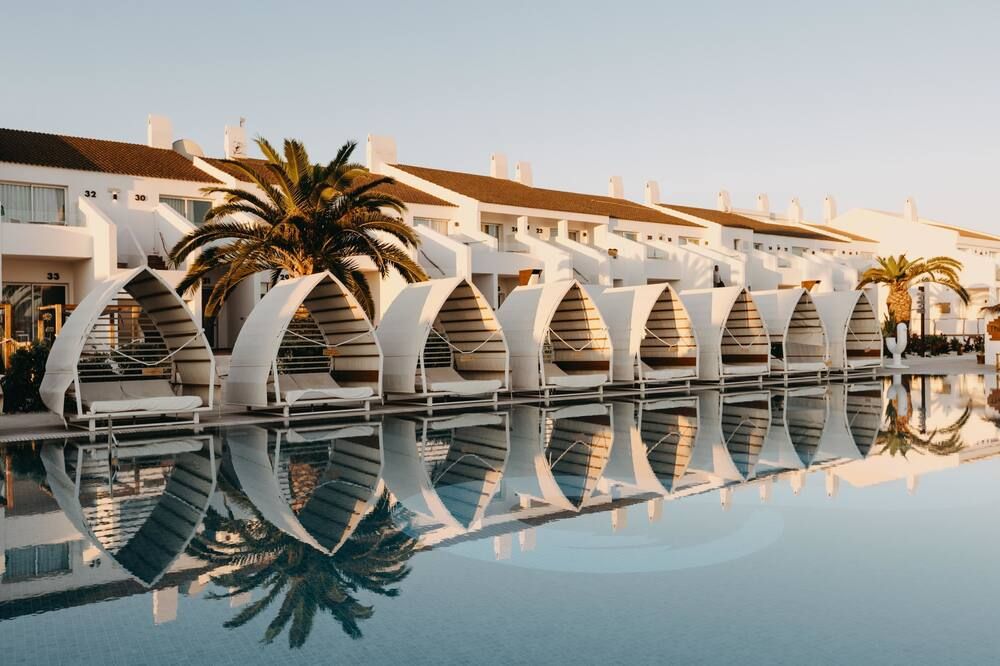 حوض السباحة