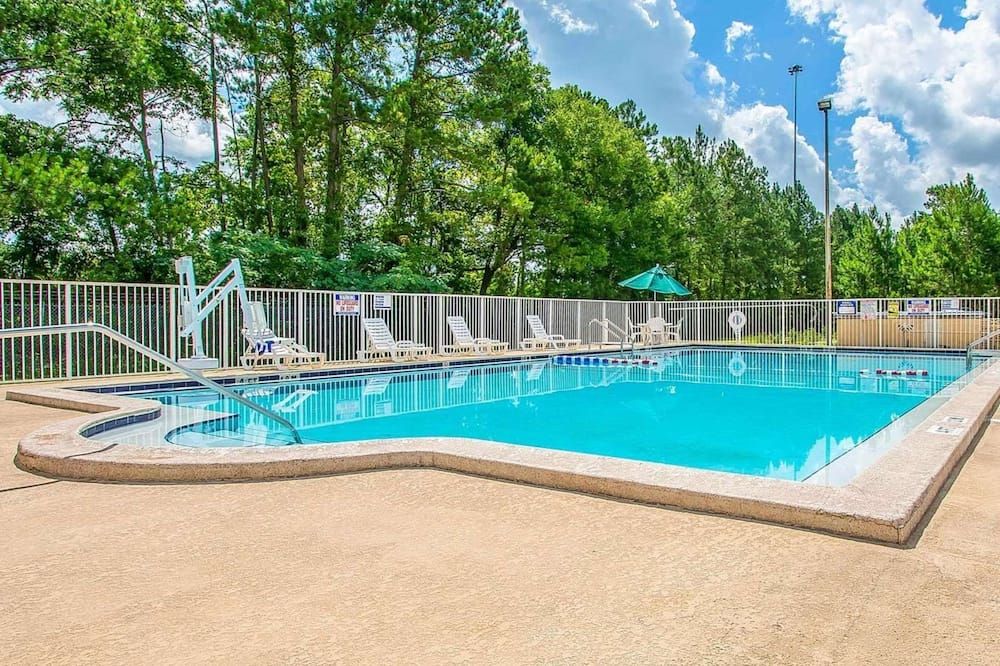 حوض السباحة