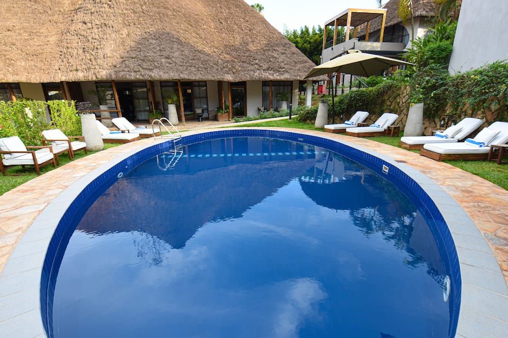 حوض السباحة