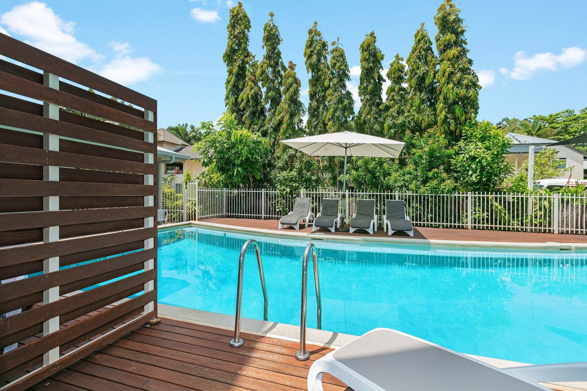 حوض السباحة