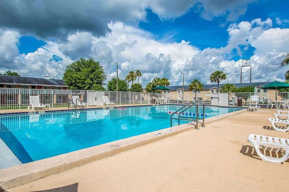 حوض السباحة