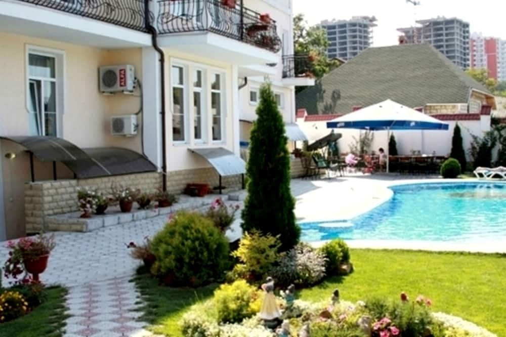 حوض السباحة