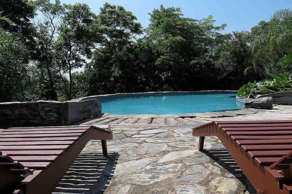 حوض السباحة