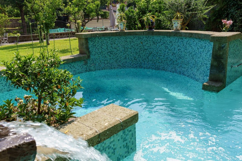 حوض السباحة