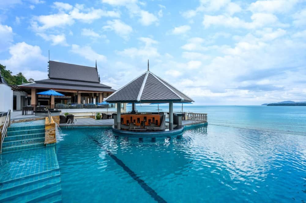 حوض السباحة