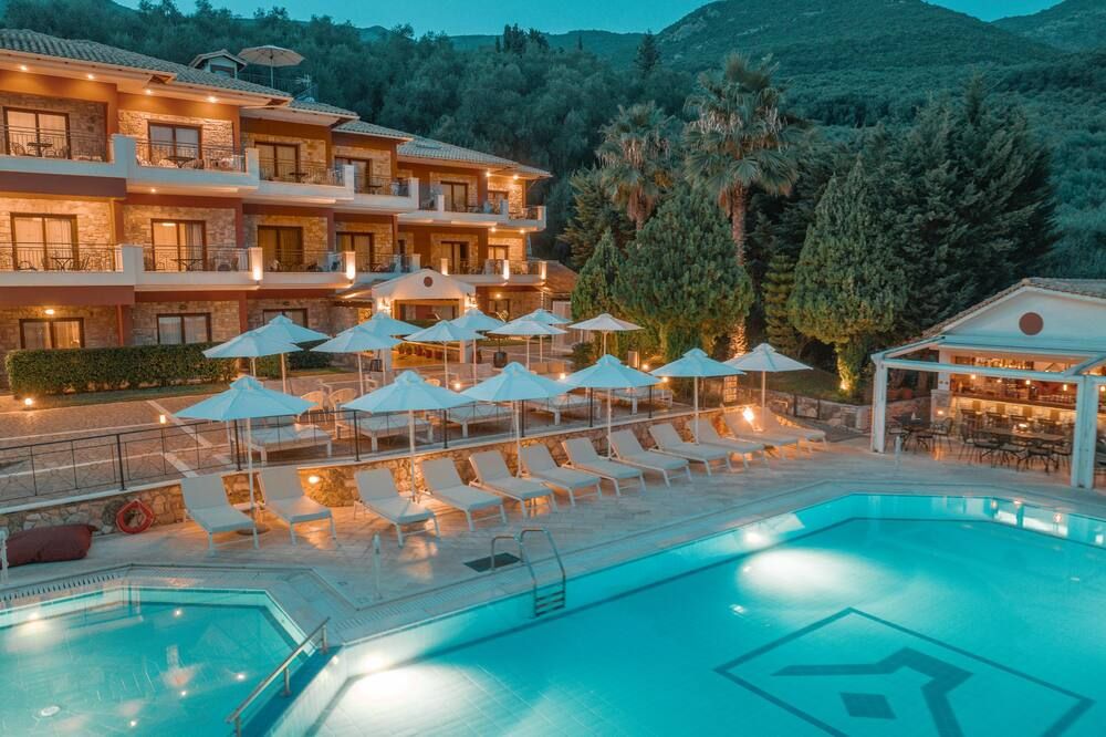 حوض السباحة